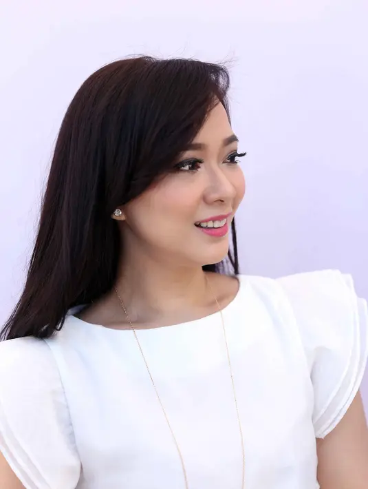 "Aku jomblo enam tahun, dia teman lama, terus gak sengaja ketemu di satu acara. Terus chemistry muncul lagi. Terus jadi mulai suka sukaan lagi," ujar presenter kelahiran Jakarta, 14 April 1986 ini. (Nurwahyunan/Bintang.com)