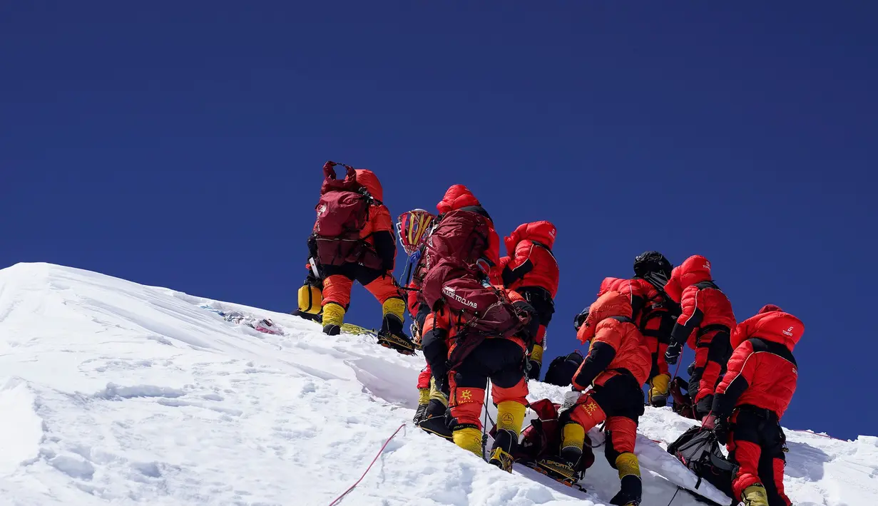 Anggota tim survei China mencapai puncak Gunung Qomolangma (27/5/2020). Sebuah tim survei China berhasil mencapai puncak Gunung Qomolangma pada Rabu (27/5) pagi waktu setempat, sebuah langkah penting dalam misi negara itu untuk mengukur kembali puncak tertinggi dunia. (Xinhua/Penpa)