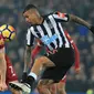 Pemain Liverpool, James Milner (kiri) berebut bola dengan pemain Newcastle United, Kenedy pada lanjutan Premier League di Anfield, Liverpool, (3/3/2018). Liverpool menang 2-0.  (AFP/Lindsey Parnaby)