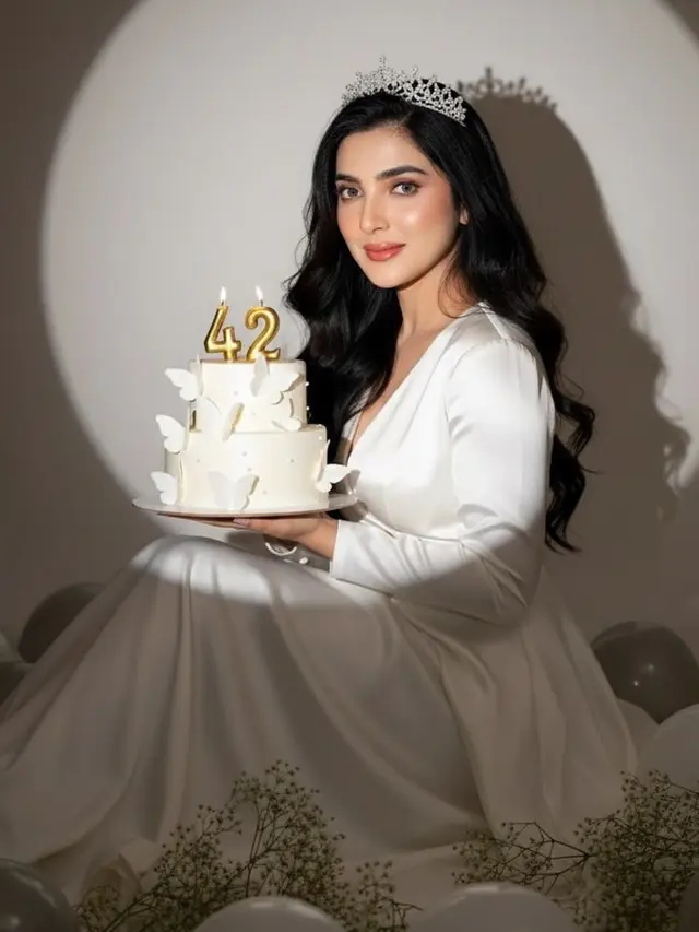 Ashanty saat rayakan ulang tahun ke-42 gunakan dress putih. [@ashanty_ash]