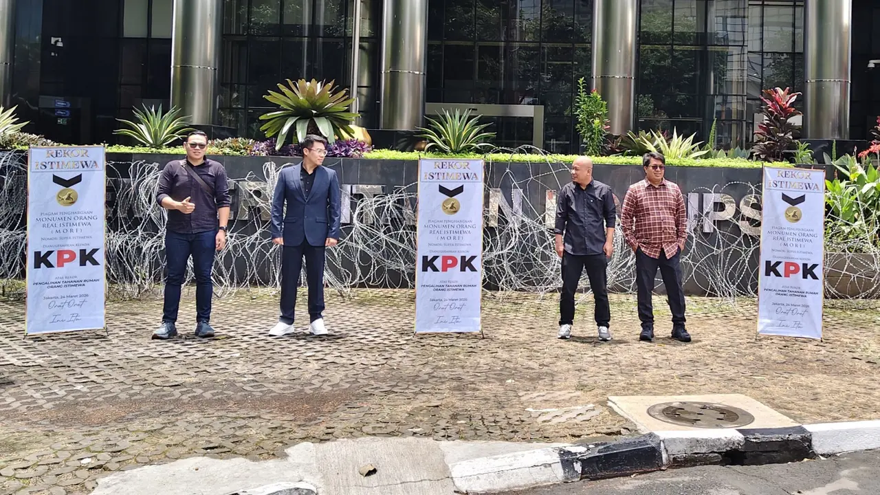 Masyarakat Antikorupsi Indonesia (MAKI) mengirimkan banner bertuliskan "Piagam Penghargaan Monumen Orang Real Istimewa di Anugerahkan kepada KPK atas Rekor Pengalihan Tahanan Rumah Orang Istimewa".