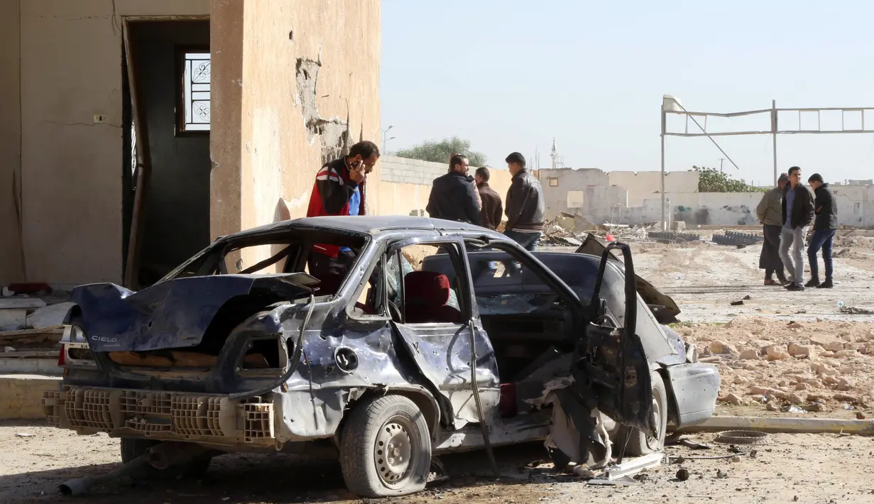 Sebuah mobil hancur akibat bom truk yang meledak di sekolah polisi di kota Zliten, wilayah barat Libya, Kamis (7/1). Belum ada yang mengaku bertanggung jawab terkait serangan bom yang menewaskan sedikitnya 50 orang tersebut. (AFP PHOTO/MAHMUD Turkia)