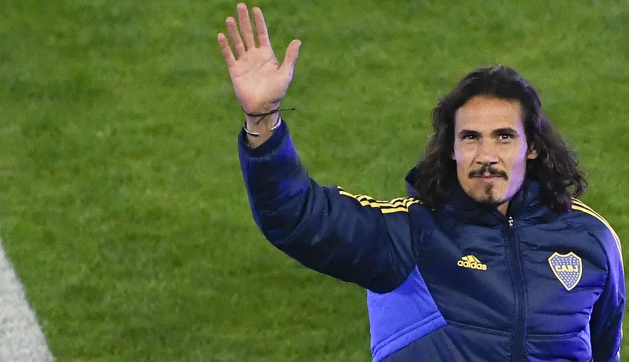 Bintang Uruguay, Edinson Cavani melambaikan tangan ke penonton saat perkenalannnya sebagai pemain baru Boca Juniors di Stadion La Bombonera, Argentina, Senin (31/07/2023) waktu setempat. (AP Photo/Gustavo Garello)