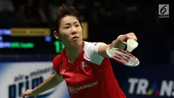 Pebulu tangkis Jepang, Sayaka Sato mengembalikan kok ke arah pemain Thailand, Nitchaon Jindapol di Semifinal Indonesia Open 2017 di Jakarta, Sabtu (17/6). Sato unggul 13-21, 21-18, 21-14. (Liputan6.com/Helmi Fithriansyah)