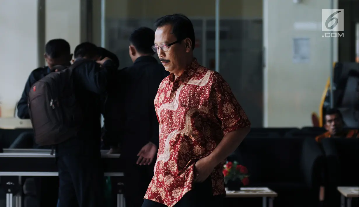 Mantan Sekda Kota Malang, Cipto Wiyono meninggalkan Gedung KPK usai menjalani pemeriksaan, Jakarta, Senin (26/2). Cipto Wiyono diperiksa sebagai saksi terkait dugaan suap pembahasan APBD-P Pemkot Malang TA 2015. (Liputan6.com/Helmi Fithriansyah)