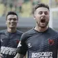 Gelandang PSM, Marc Klok, melakukan selebrasi usai mencetak gol ke gawang Persija pada laga Liga 1 di Stadion Patriot, Bekasi, Selasa  (15/8/2017). PSM sementara unggul 2-0 atas Persija. (Bola.com/M Iqbal Ichsan)