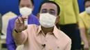 PM Thailand Prayuth Chan-ocha menunjukan vaksin Covid-19 AstraZeneca sebelum disuntik di Bangkok, Thailand (16/3/2021). Prayuth menjadi orang pertama di negara itu yang diinokulasi dengan vaksin AstraZeneca setelah peluncurannya ditunda. (Government Spokesman Office via AP)