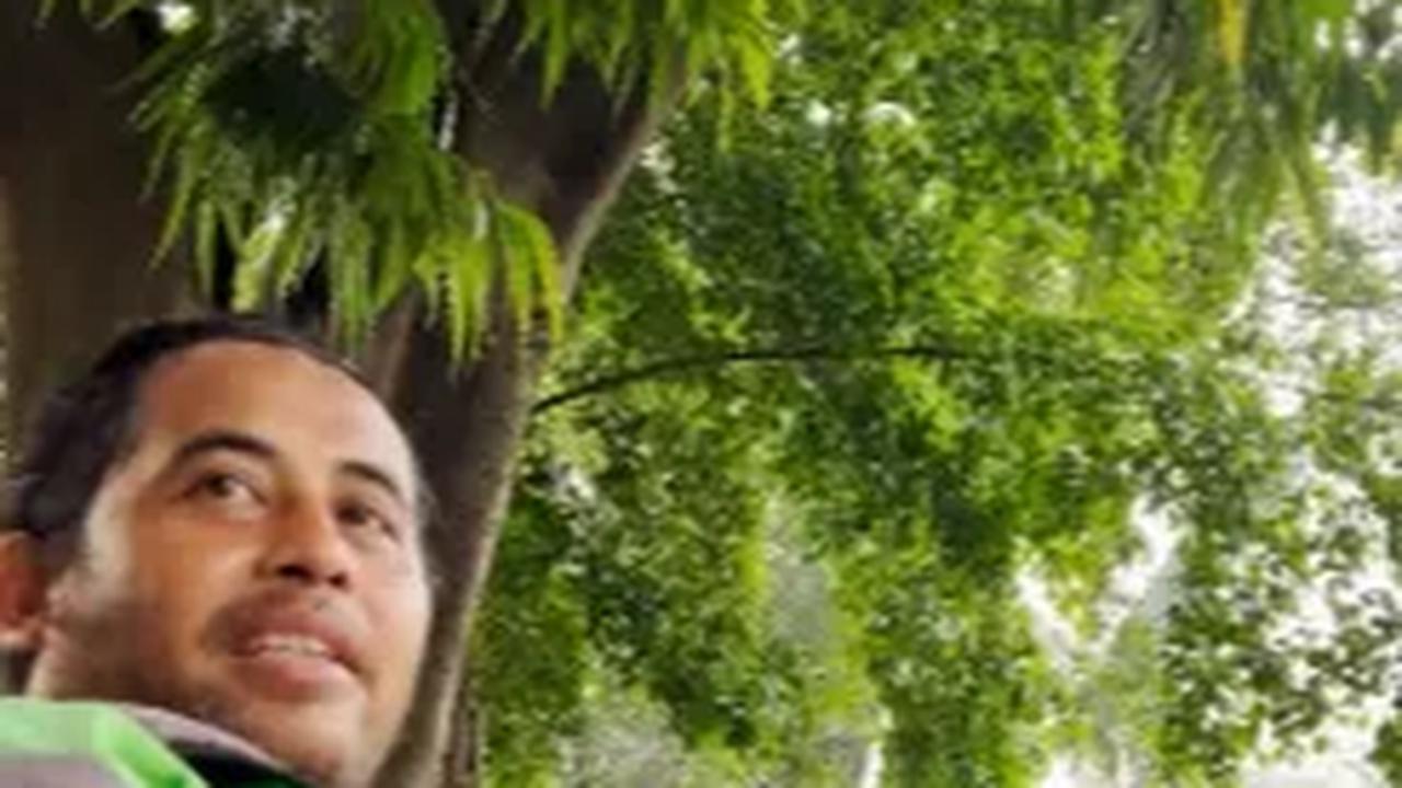 "Nah ini anak saya nih," ujar driver ojol ini sembari menunjukkan HP nya.<br>