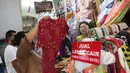 Seorang calon pembeli melihat salah satu dagangan batik yang dijajakan di Pasar Beringharjo, Yogyakarta, Minggu (19/4/2015). Pasar di kawasan Malioboro itu merupakan salah satu pusat penjualan batik yang murah meriah. (Liputan6.com/Helmi Afandi)