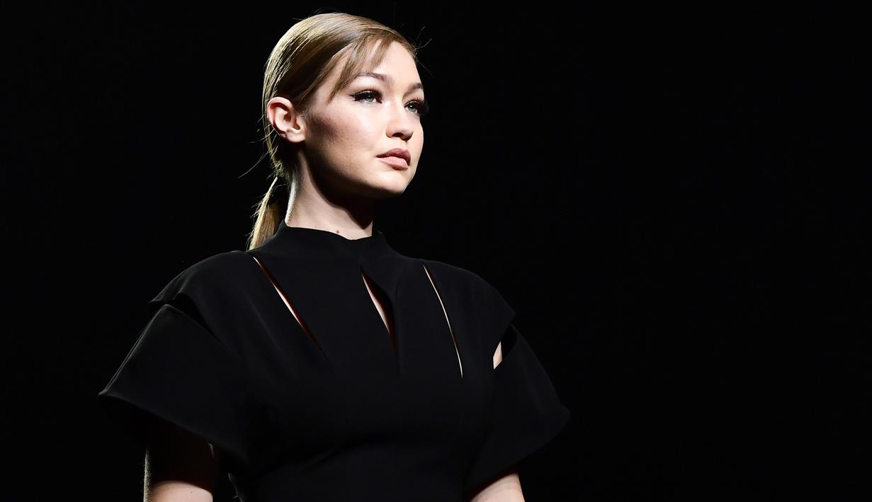 Model Gigi Hadid berjalan di catwalk memeragakan busana Women Fall - Winter 2020 koleksi Versace di Milan, Italia (21/2/2020). Milan Fahsion Week berlangsung pada tanggal 18 Februari hingga 24 Februari. (AFP/Miguel Medina)