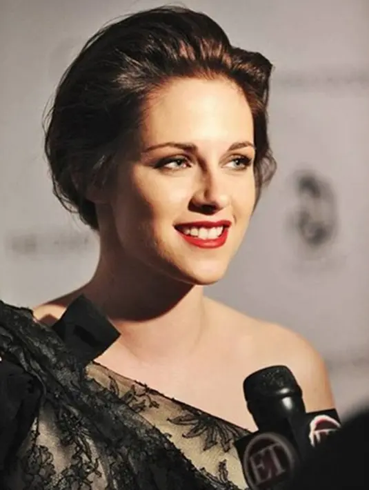 Dengan memamerkan keindahan tubuhnya, Kristen Stewart terlihat sangat seksi dan gemulai. (Via Instagram/@kristenstewart)