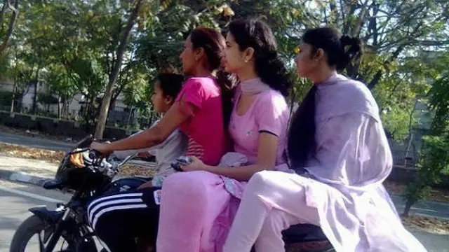 6 Aksi Orang India Boncengan Naik Motor, Tak Beda Jauh dari Indonesia