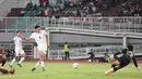 Pemain Timnas Indonesia Mitchell Baker menaklukkan penjaga gawang kamboja denganmencetak gol pada laga Grup A Piala AFF 2026 di Stadion Pakansari, Bogor, Senin (27/7/2026). Penyerang berusia 19 tahun itu mencetak hattrick pada laga debutnya bersama Skuad Garuda dan membawa Indonesia meraih kemenangan 5-1 atas Kamboja. (KLY/ Budy Santoso)