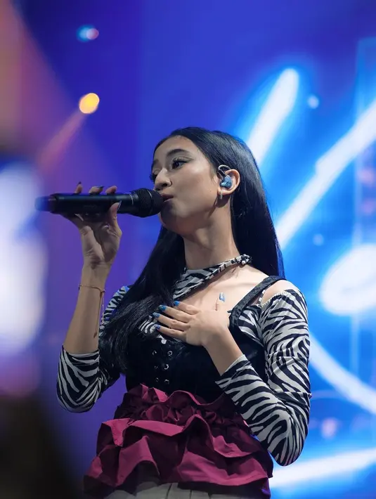 Tampil lebih berani, Keisya padukan atasan animal print dengan korset hitam dan detail ruffle di bagian pinggang [instagram/keisyalevronka]