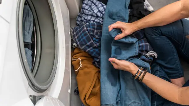 Ilustrasi Mencuci Jeans di Mesin Cuci