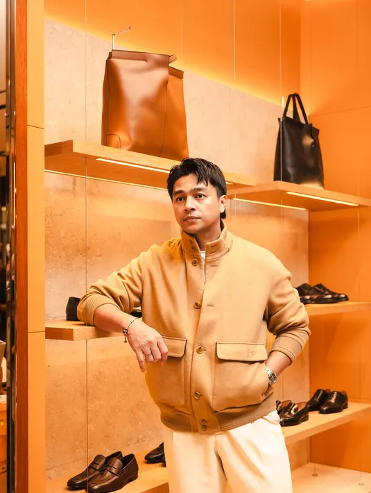 Perayaan grand opening yang dikemas dalam cocktail party ini mengundang tamu-tamu istimewa, rekan media, dan para pecinta fashion, menghadirkan perkenalan yang intim dengan dunia Tod’s. Beberapa diantaranya adalah aktor dan aktris Maxime Bouttier, Enzy Storia, Dion WIyoko, Refal Hady, Deva Mahenra serta content creator Ayla Dimitri, Alessandro Georgie, dan Dino Augusto.