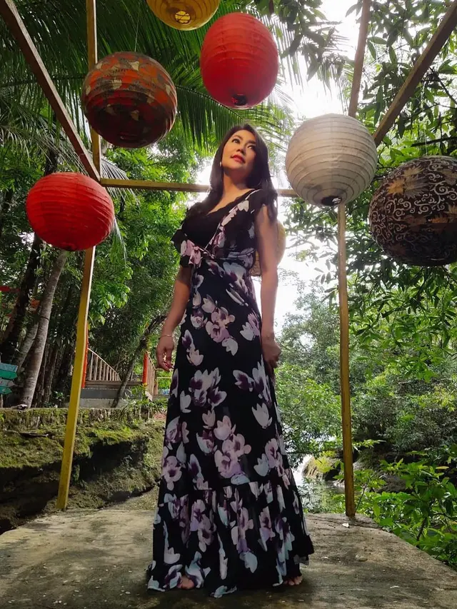 Gaya Pemotretan Tessa Kaunang Dengan Dress Panjang, Tampil Menawan. (Sumber: Instagram/tessakaunang_tuiit)