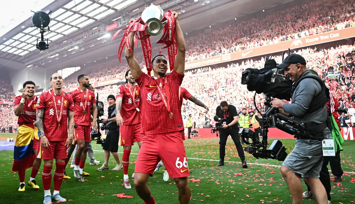 The Reds pun akhirnya kembali mengangkat trofi Liga Inggris setelah terakhir kali juara pada musim 2019/2020 lalu. (Paul ELLIS/AFP)