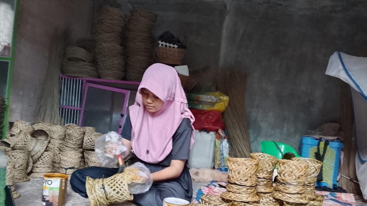 Dari Buruh Sawit Jadi Pengusaha: Kisah Siti Ubah Lidi Jadi Cuan