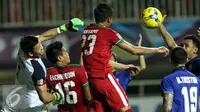 Penjaga gawang Thailand, Kawin Thamsatchanan (kanan) membuang bola saat melawan Indonesia di final pertama Piala AFF 2016 di Stadion Pakansari, Bogor, Rabu (14/12). Indonesia unggul 2-1 atas Thailand. (Liputan6.com/Helmi Fithriansyah)
