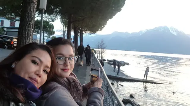 Hubungan dengan Azriel Sempat Tak Direstui, Ini 6 Potret Sarah Menzel dan Ibunda
