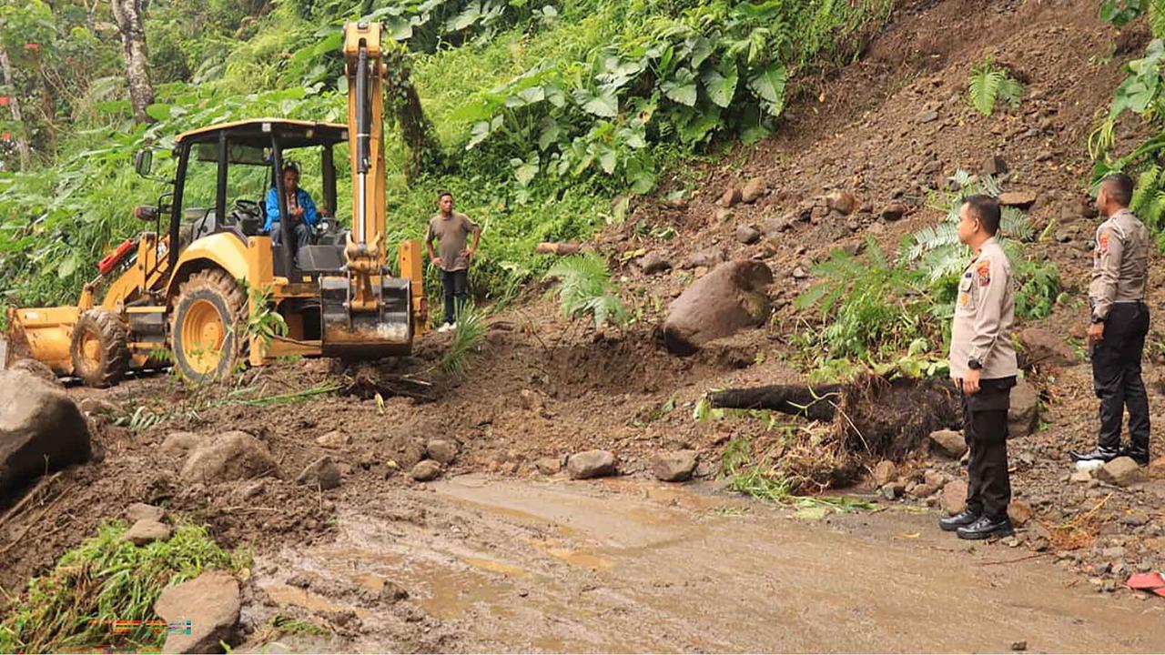FOTO: Banjir Bandang Mauponggo: 6 Tewas, 4 Hilang, Puluhan Warga Mengungsi