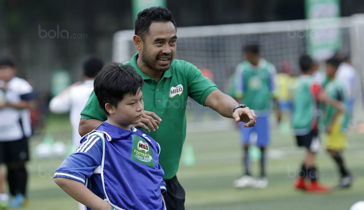 Mantan pemain Timnas Indonesia, Ponaryo Astaman, memberikan pelatihan kepada pesepak bola cilik di Lapangan Simprug, Sabtu (16/12/2017). Legenda sepak bola Indonesia ikut berpartisipasi pada MILO Football Clinic Day. (Bola.com/M Iqbal Ichsan)