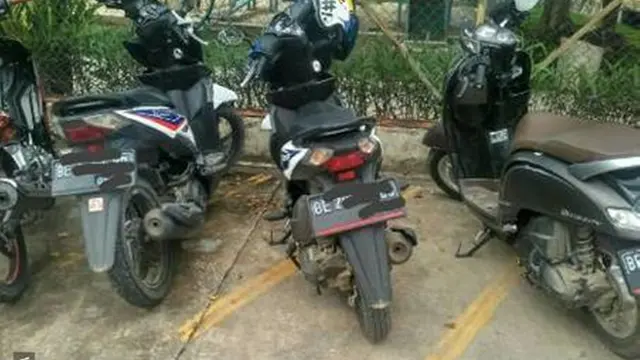 6 Potret Parkir Motor Tak Sesuai Aturan Ini Bikin Geleng Kepala