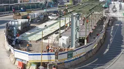 Pekerja menyelesaikan pembangunan proyek Underpass Senen Extension di Jakarta, Selasa (7/7/2020). Proyek yang menelan anggaran mencapai Rp 121,1 miliar dan ditargetkan selesai pada Desember 2020 tersebut diharapkan dapat mengurai kemacetan di kawasan tersebut. (Liputan6.com/Immanuel Antonius)