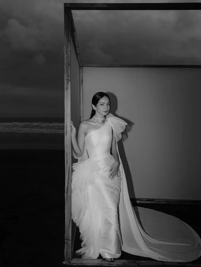 Pesona Enzy Storia dalam Balutan Gaun Pengantin Hian Tjen di Pinggir Pantai Bali