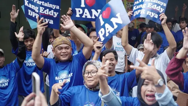 Partai Amanat Nasional (PAN) berkomitmen penuh memperhatikan rakyat kecil dengan memberikan berbagai program bantuan. Hal ini tentu mematik hadirnya deklarasi dukungan penuh kepada PAN dari para supir angkot Kota Bogor, Jawa Barat (Jabar) (Istimewa)