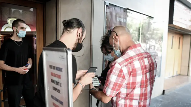 Pengecekan Paspor Kesehatan di Bioskop Paris
