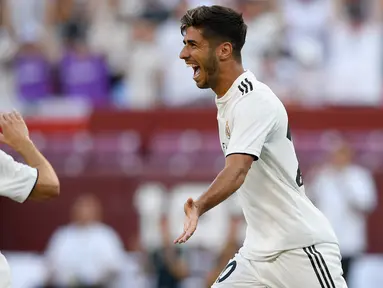 Gelandang Real Madrid Marco Asensio (kanan) berselebrasi dengan rekannya Alvaro Odriozola usai mencetak gol ke gawang Juventus pada pertandingan ICC 2018 di Landover, Md (4/8). Asensio mencetak dua gol dan mengantar Madrid menang 3-1. (AP Photo/Nick Wass)