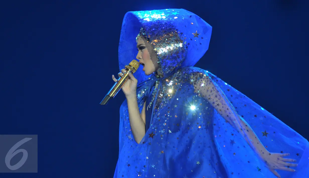 Andien mengenakan gaun biru bernuansa futuristik saat Konser Metamorfosa di Jakarta Convention Center (JCC), Senayan, Jakarta, Selasa (15/9/2015). Konser ini merupakan peringatan 15 tahun pelantun Gemilang itu berkarya. (Liputan6.com/Herman Zakharia)