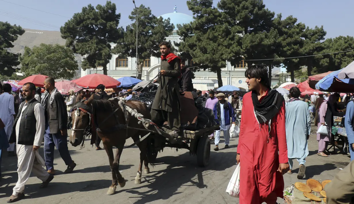 Orang-orang berlalu-lalang di jalanan menyusul pembukaan kembali bank dan pasar setelah Taliban mengambil alih kekuasaan di Kabul, Afghanistan, pada Sabtu (4/9/2021). Setelah 20 tahun digulingkan, kelompok Taliban kembali menguasai Afghanistan. (AP Photo/Wali Sabawoon)