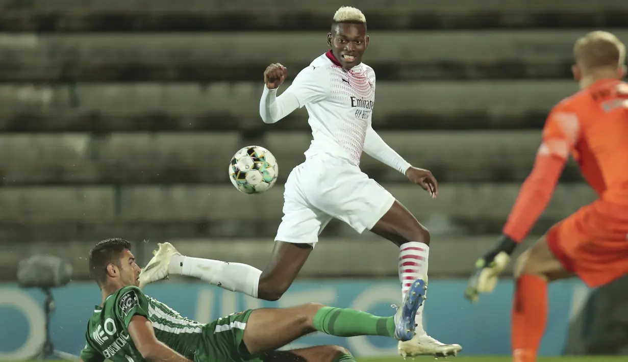 Penyerang AC Milan, Rafael Leao, berusaha mencetak gol ke gawang Rio Ave pada laga play-off Liga Europa 2020/2021 di Estadio Dos Arcos, Jumat (2/10/2020) dini hari WIB. AC Milan menang dengan skor 9-8 atas Rio Ave lewat adu penalti. (AP Photo/Luis Vieira)
