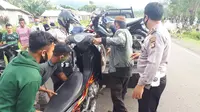 Anggota Polres Gorontalo saat mengamankan puluhan ranmor balapan liar (Arfandi Ibrahim/Liputan6.com)