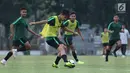 Pemain Timnas Indonesia U-19, Witan Sulaeman (kedua kiri) saat latihan di Lapangan A Kompleks GBK Jakarta, Selasa (23/10). Latihan ini persiapan lawan UEA di penyisihan Grup A Piala AFC U-19 2018. (Liputan6.com/Helmi Fithriansyah)