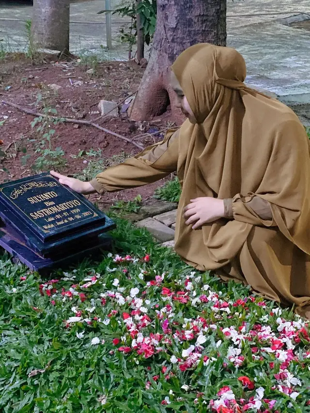 Oki Setiana Dewi di makam mendiang ayahnya, Sulyanto (https://www.instagram.com/p/CWJ40u9jQj-/)