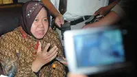 Walikota Tri Rismaharini memberikan keretangan kepada media usai menemui Wakil DPR Komisi 2, Priyo (Liputan6.com/Herman Zakharia )