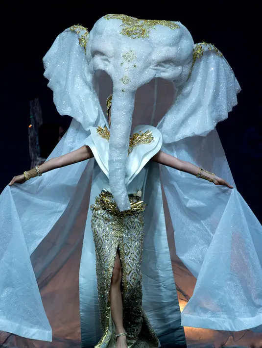 Miss Thailand, Sophida Kanchanarin menampilkan kostum nasionalnya selama National Costume Show Miss Universe 2018 di Chonburi, Senin (10/12). 94 wanita cantik se-dunia berlomba menjadi yang terbaik di ajang Miss Universe 2018 (AP/Gemunu Amarasinghe)