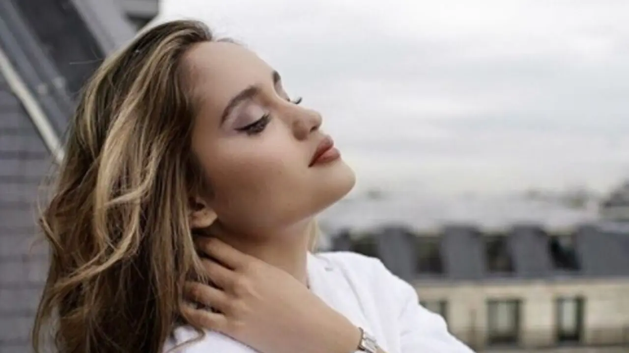 Tampil Pede dengan Riasan Mata Smokey Eye ala Cinta Laura