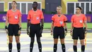Wasit utama Tori Penso (kedua kanan) bersama hakim garis, Kathryn Nesbitt (kiri) dan Brooke Mayo (kanan) serta wasit ketiga Kathryn Nesbitt saat laga Grup H Piala Dunia Antarklub 2025 antara Al Ain melawan Juventus di Audi Field, Washington, Amerika Serikat, Kamis (19/06/2025). (AFP/Kevin C. Cox)