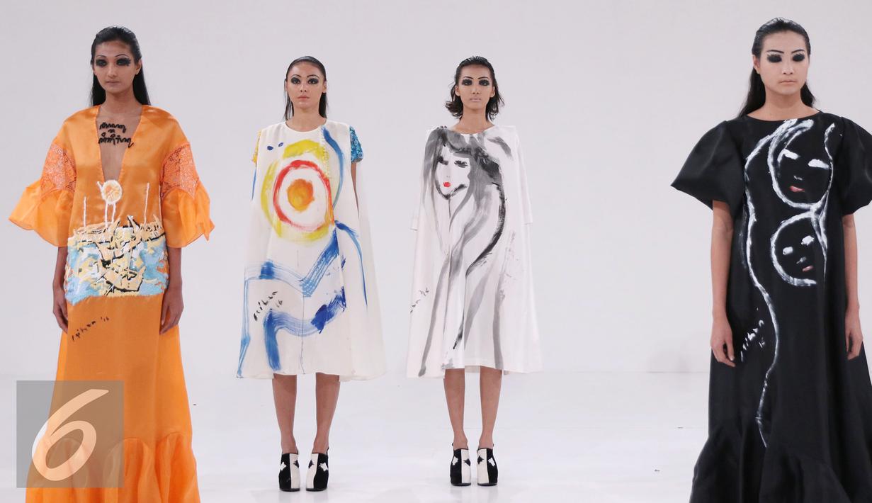 Sejumlah model membawakan karya busana perancang Mel Ahyar yang berkolaborasi dengan seniman lukis Indonesia ternama, Jeihan Sukmantoro pada pergelaran busana IPMI Trend Show 2017 di Senayan City, Jakarta, Selasa, (8/11). (Liputan6.com/Gempur M. Surya) 