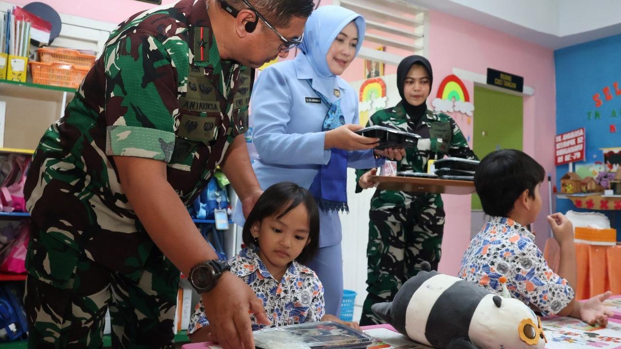 Danlanud Sam Ratulangi Marsma TNI Antariksa Anondo SE MTr (Han) memantau pemberian makan bergizi gratis untuk siswa TK Angkasa Manado.