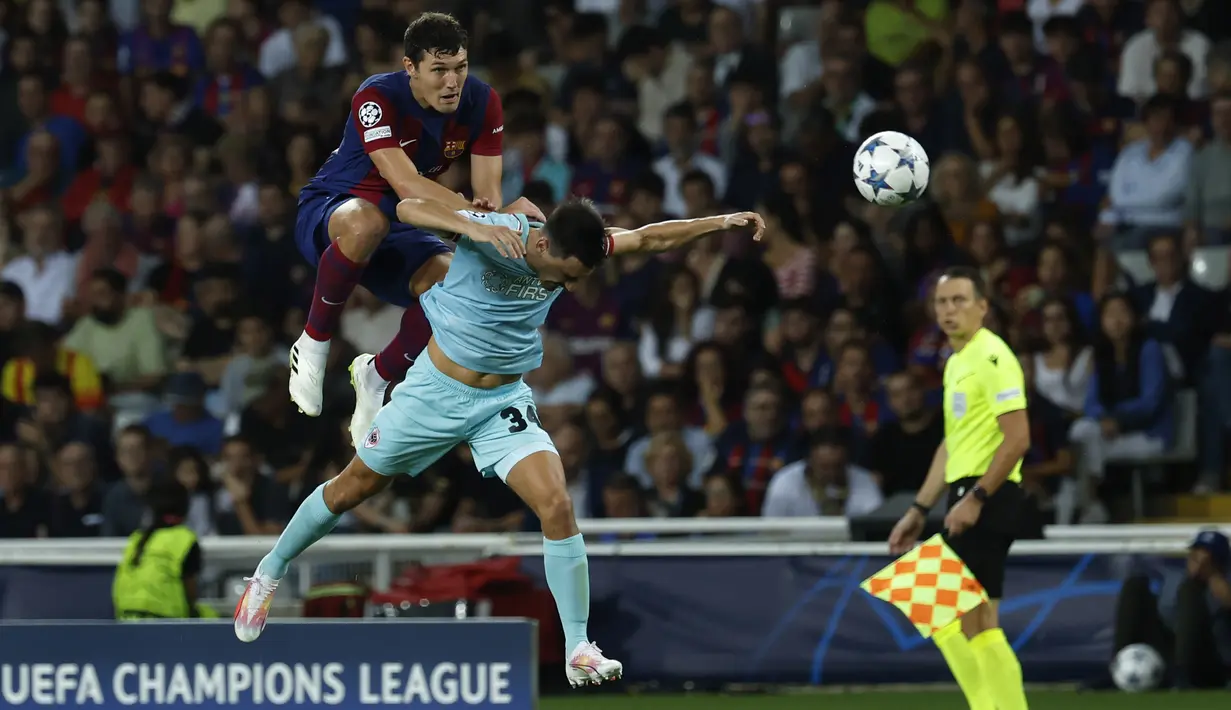 Bek Royal Antwerp Jelle Bataille berebut bola dengan bek Barcelona Andreas Christensen pada laga matchday 1 Grup H Liga Champions 2023/2024 di Estadio Olimpico Lluis Companys, Rabu (20/9/2023) dini hari WIB. (AP Photo/Joan Monfort)