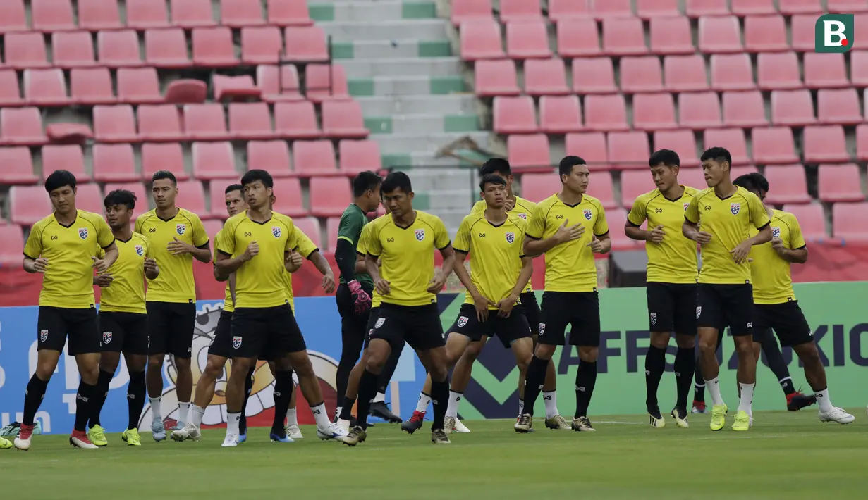 Para pemain Thailand melakukan pemanasan saat latihan di Stadion Rajamangala, Bangkok, Jumat (16/11). Latihan ini persiapan jelang laga Piala AFF 2018 melawan Timnas Indonesia. (Bola.com/M. Iqbal Ichsan)