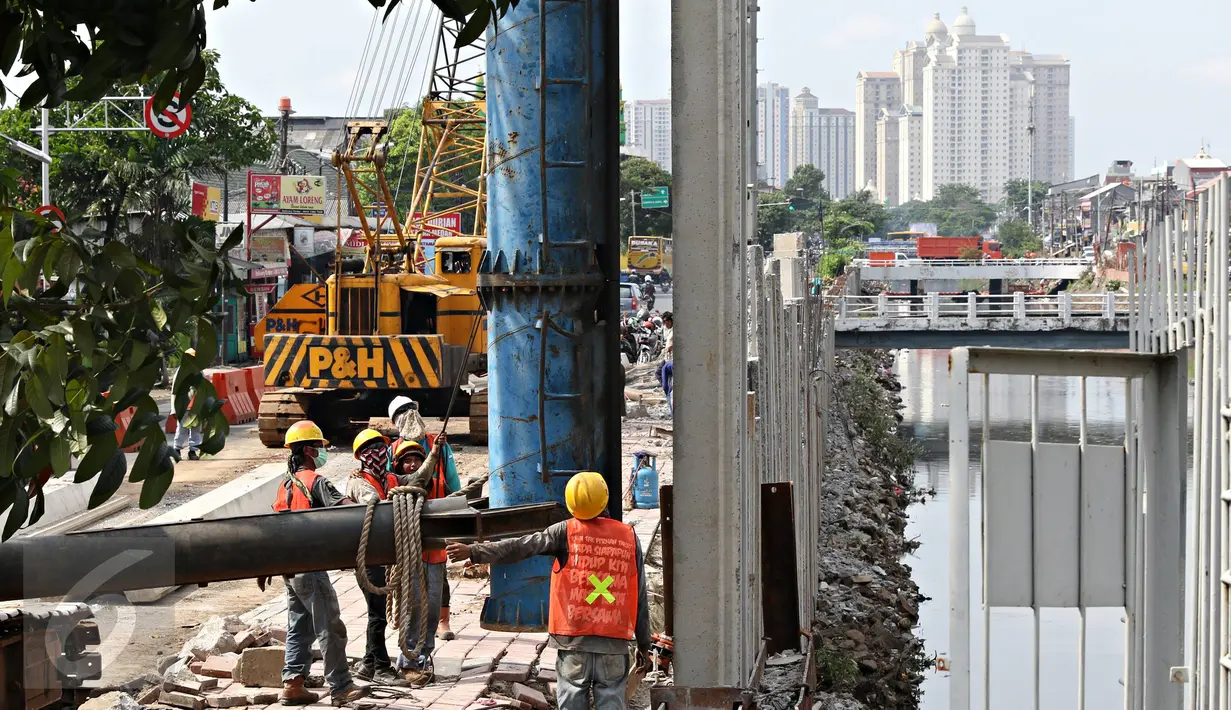 Aktivitas pekerja saat menyelesaikan pemasangan turab di Kali Sentiong, Jakarta Pusat, Rabu (15/3/2016). Pemasangan turab tersebut dilakukan untuk memperkokoh dinding kali agar lebih kuat, terutama saat musim hujan. (Liputan6.com/Immanuel Antonius)