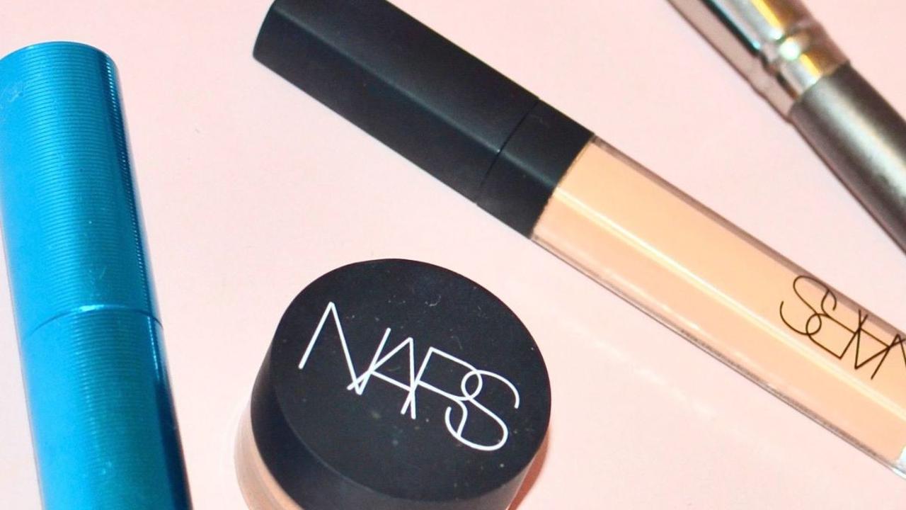 2. Pilih Concealer Bentuk Cream atau Liquid Sesuai Jenis Kulit untuk Menyamarkan Bintik Berukuran Besar<br>