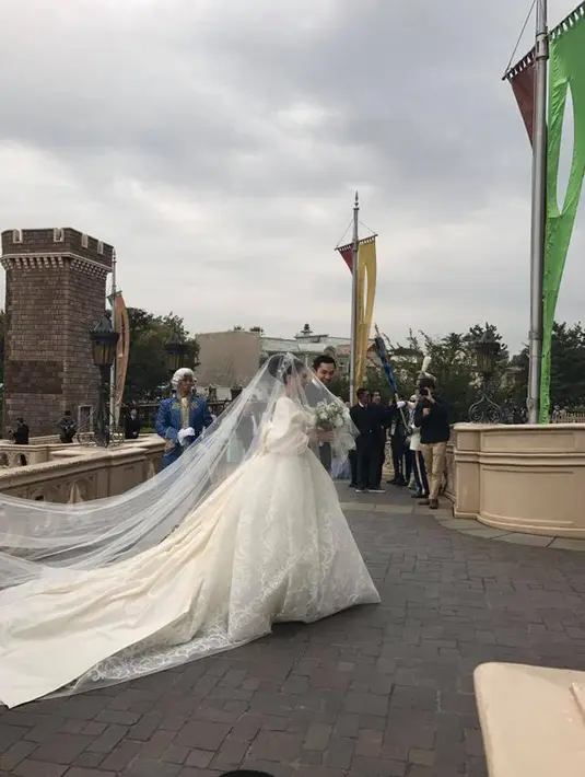 Menggelar pesta resepsi pernikahan di Disneyland, memang menjadi impian Sandra Dewi sejak lama. Terkenal sebagai penggemar karakter Cinderella, ternyata Sandra juga pernah dinobatkan sebagai Disney Princess Ambassador tahun 2015. (Facebook/Ary Bakri)
